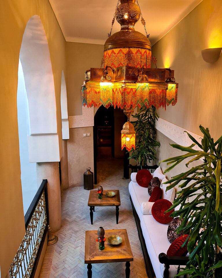 Open salon at night, Dar Jaguar