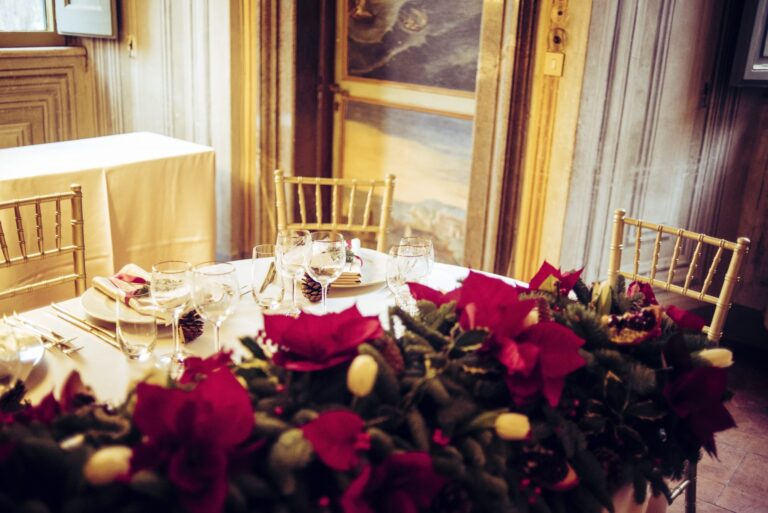 Poinsettias, pine cones and tulips at the centre of a winter wedding table, Diamante Your Wedding in Italy