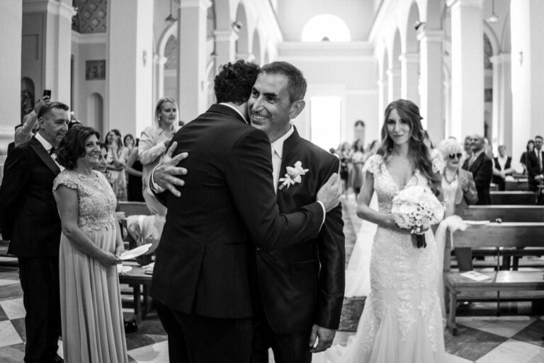 A father walking his daughter down the aisle, in black and white, Diego Giusti Photographer