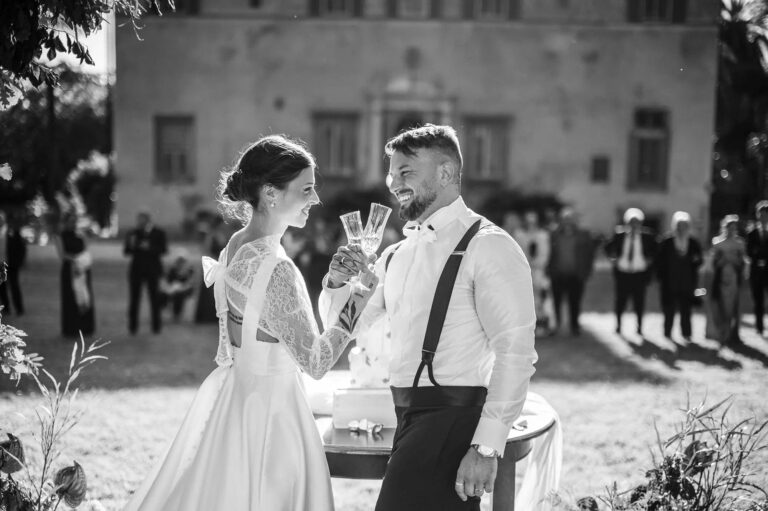 A toast in front of a stone villa, in black and white, Diego Giusti Photographer