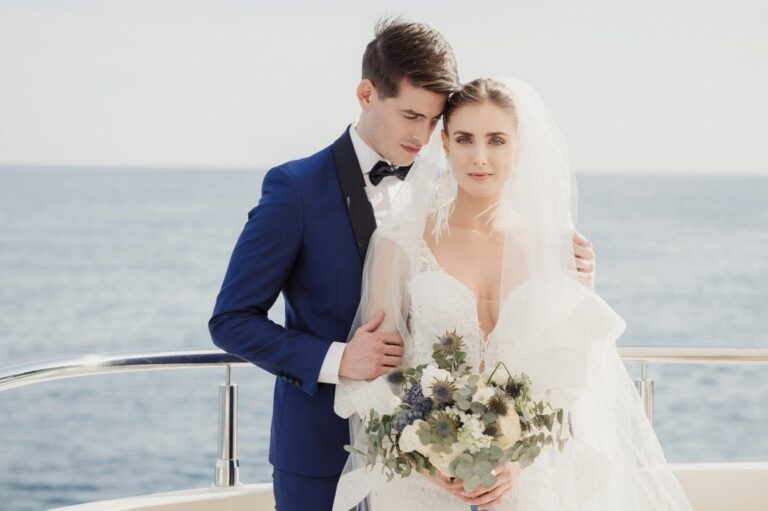 Foreheads together on the deck of a yacht, the sea behind them, Diego Giusti Photographer
