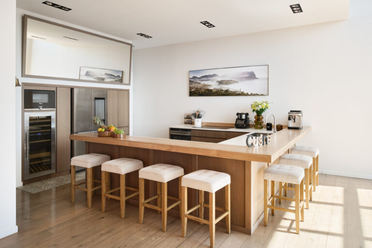 The kitchen with its breakfast bar, Domaine de Canaille