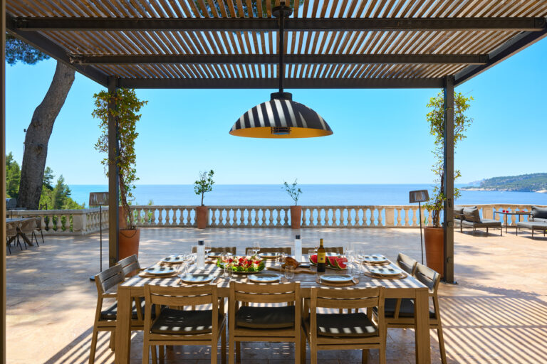 The pergola terrace with its long table and sea view, Domaine de Canaille