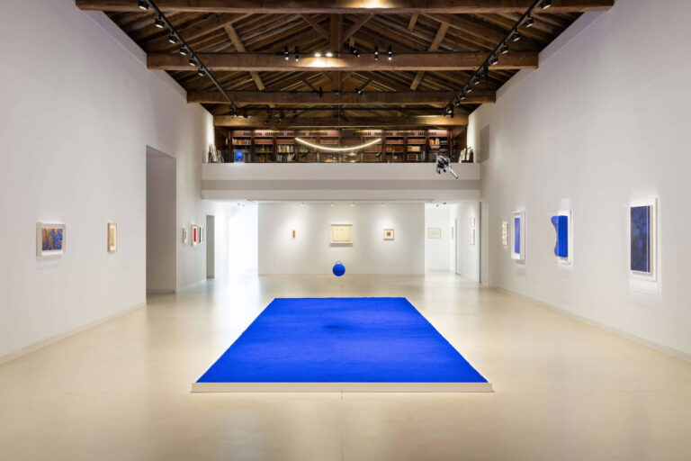 The gallery at La Laiterie with a contemporary artwork, Domaine des Etangs, Auberge Collection