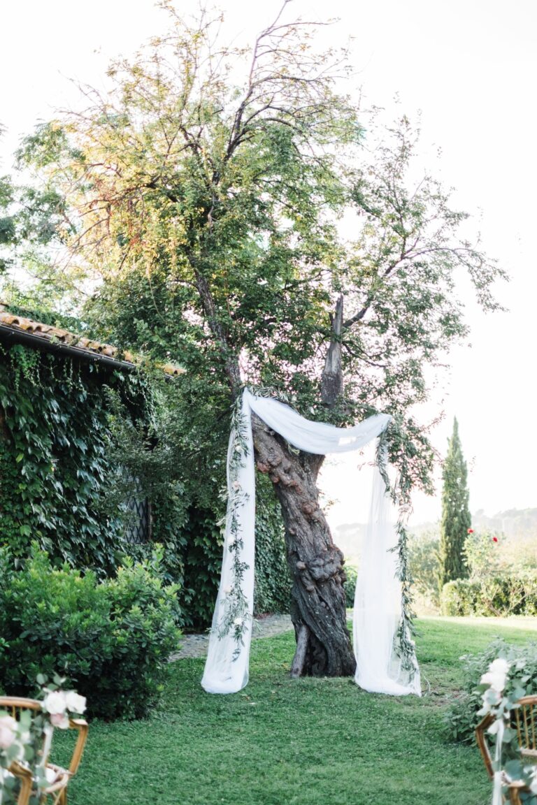 Ceremony backdrop of white fabric draped on a tree, Casale del Gallo, Roman countryside, Dream Weddings By Francesca Resciniti
