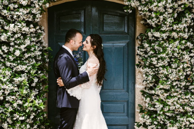 Couple at a blue door framed by jasmine, DS Studiofotografico