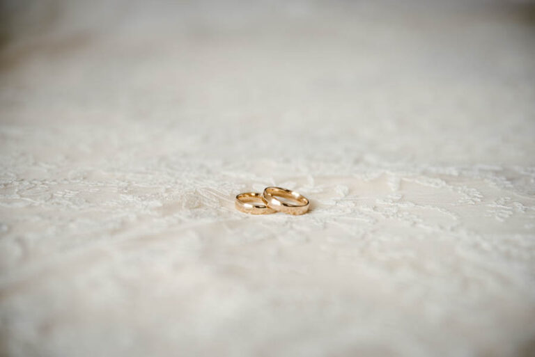 Wedding rings on lace, DS Studiofotografico