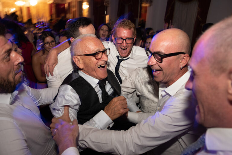 Guests hugging and celebrating on the dance floor, DS Studiofotografico