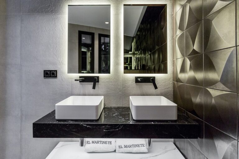 A double bathroom in marble, El Martinete Villa
