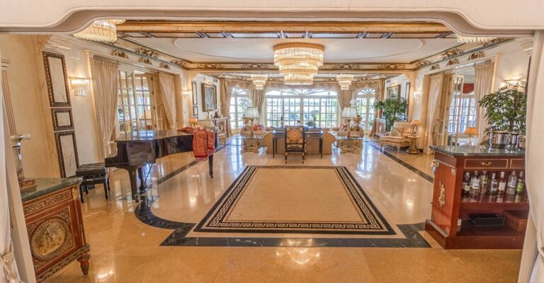 The entrance hall and its columns, El Martinete Villa