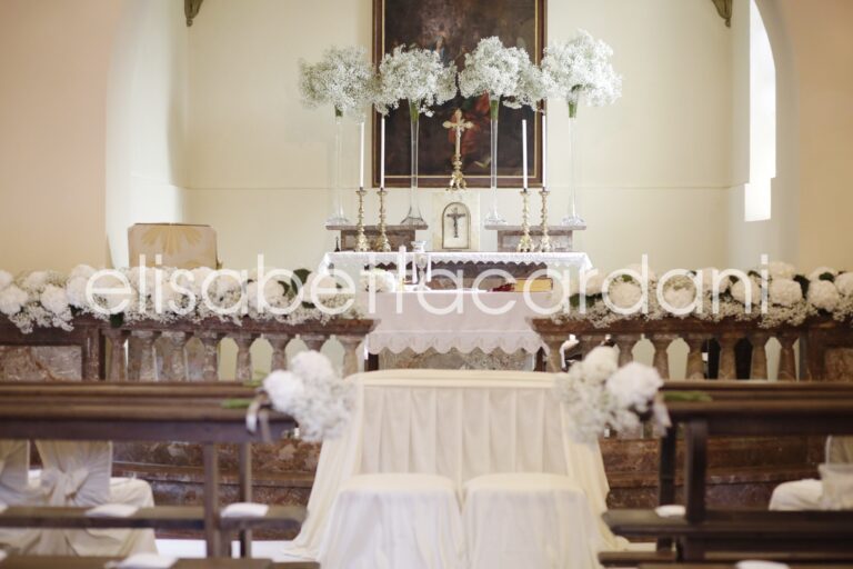 The altar dressed in white hydrangea, Villa Giannone, Elisabetta Cardani