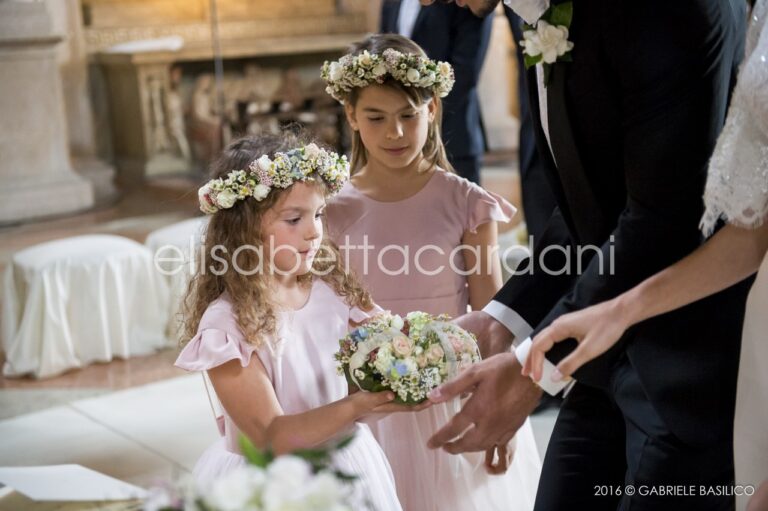 Flower girls carry the bouquet to the altar, a Verona wedding, Elisabetta Cardani