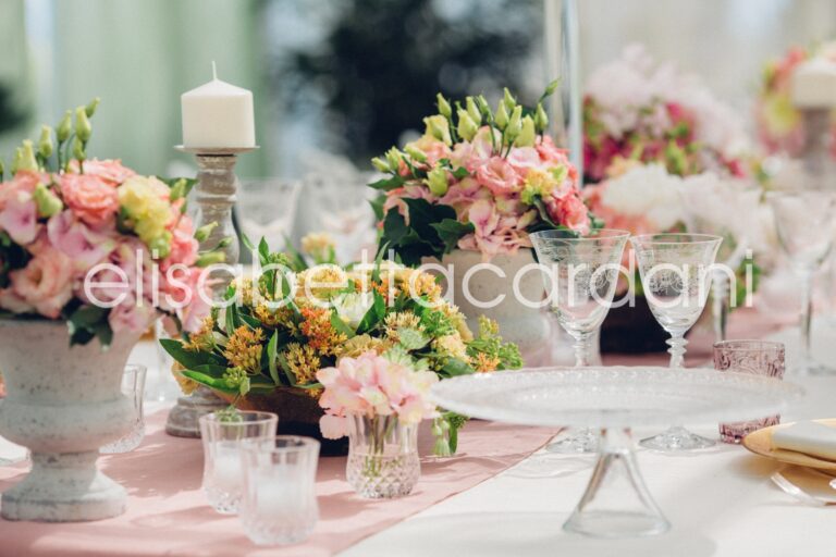 A pastel tablescape of roses and ranunculus, candlelight, Elisabetta Cardani