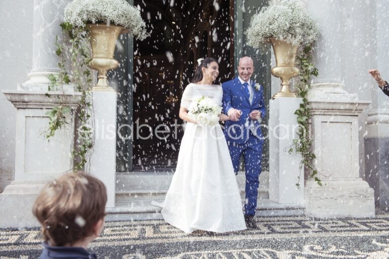 Confetti and gilt urns of gypsophila at the church door, Elisabetta Cardani