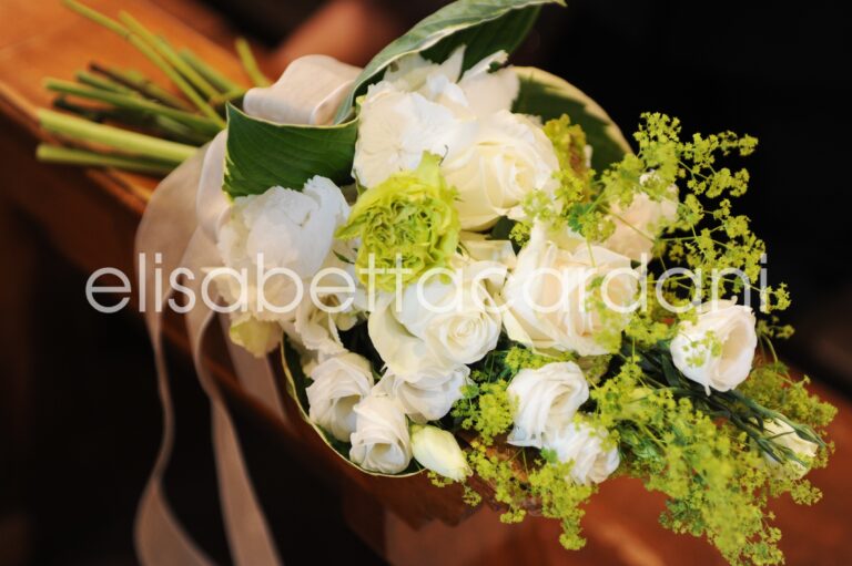 A pew-end bouquet of white roses and lady's mantle, Elisabetta Cardani