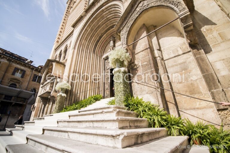 Floral columns flank the cathedral doors, a Verona wedding, Elisabetta Cardani