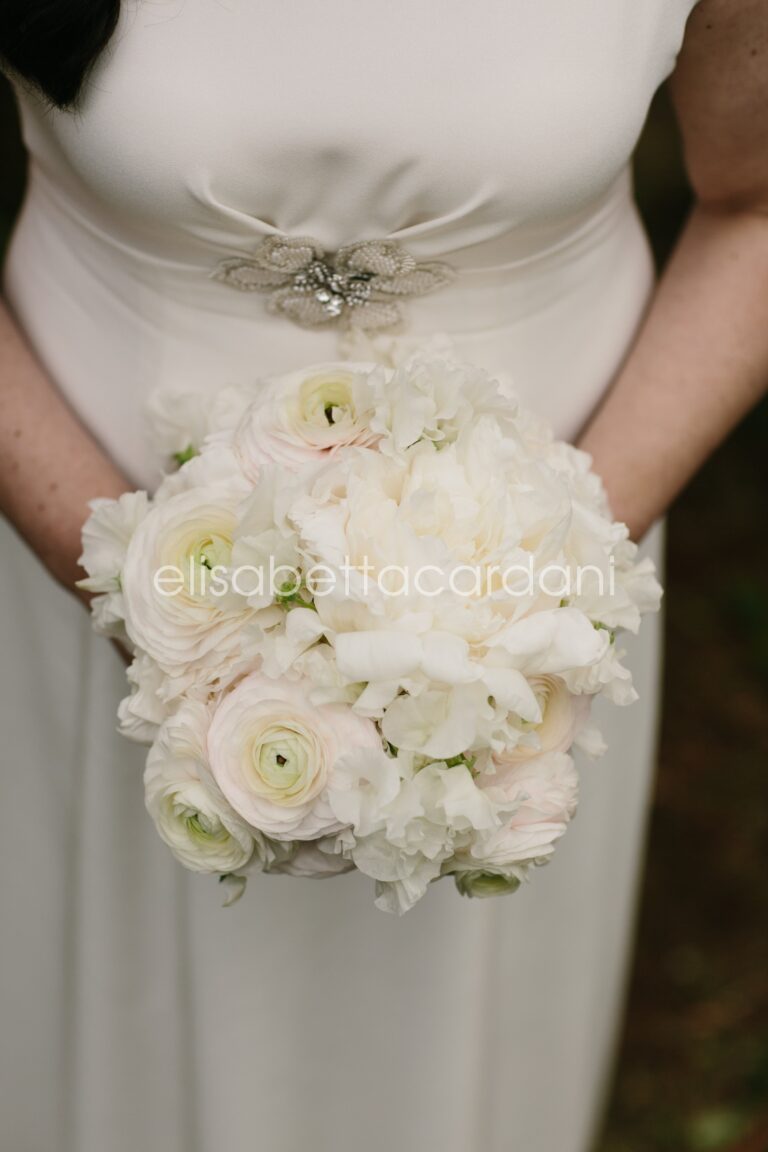 A blush and white bridal bouquet, Elisabetta Cardani