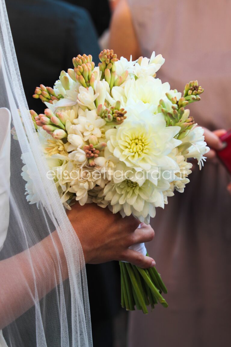 A white bouquet of dahlia, tuberose and lisianthus, Elisabetta Cardani