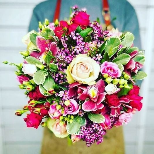 One of EMFD's florists, finishing a hand-tied bouquet, Elizabeth Marsh Floral Design