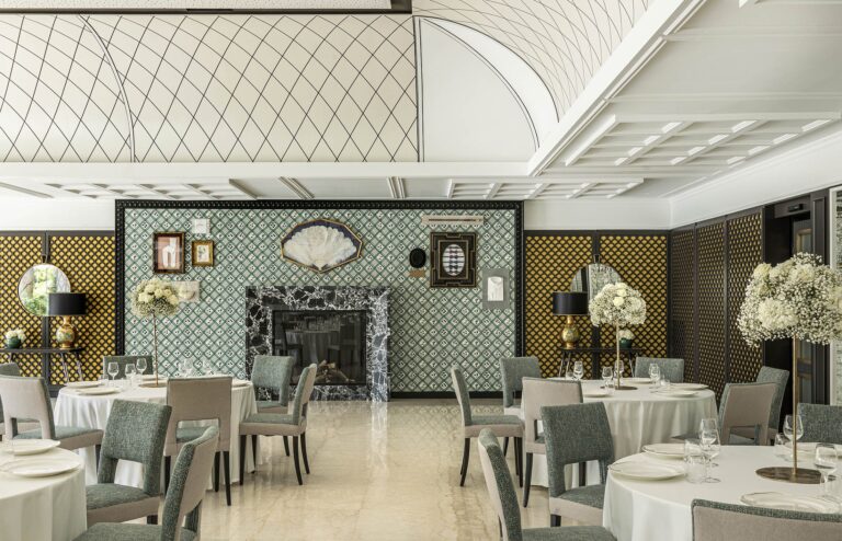 The restaurant, with its fireplace, Esplanade Boutique Hotel