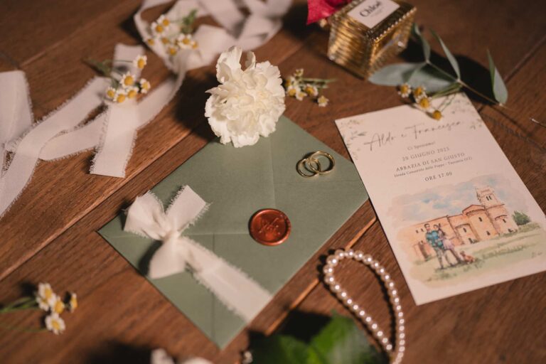 Wedding stationery for San Giusto: an illustrated invitation with wax seal, ribbon and rings, Eventilab Weddings