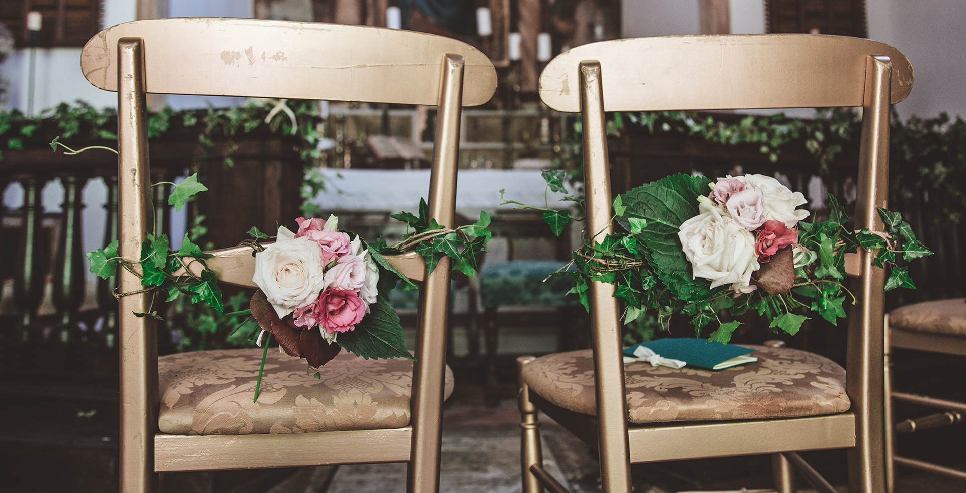 Chairs dressed with rose and ivy posies for the couple, Fiori Amore Fantasia