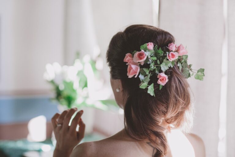 Bride with pink roses and greenery in her hair, Fiori Amore Fantasia