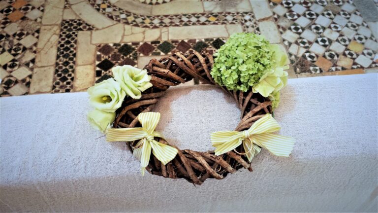 Twig wreath with lisianthus and hydrangea on a mosaic table, Fiori Amore Fantasia