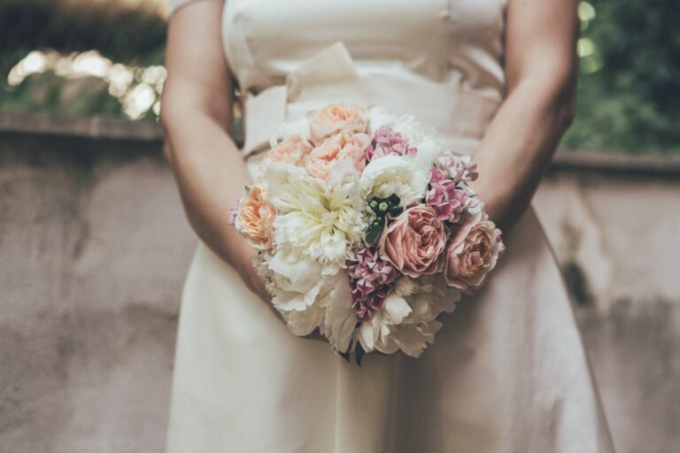 Bridesmaid holding a bouquet of peonies and soft pink roses, Fiori Amore Fantasia