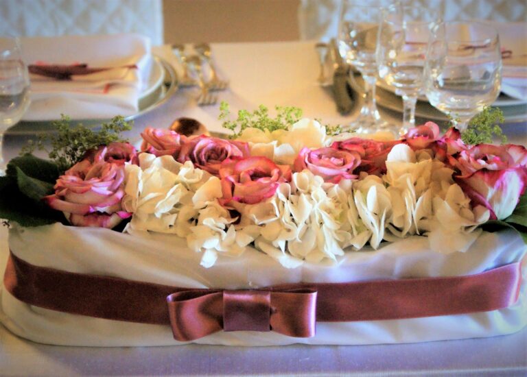Long table garland of dusky pink roses and hydrangea with a velvet bow, Fiori Amore Fantasia