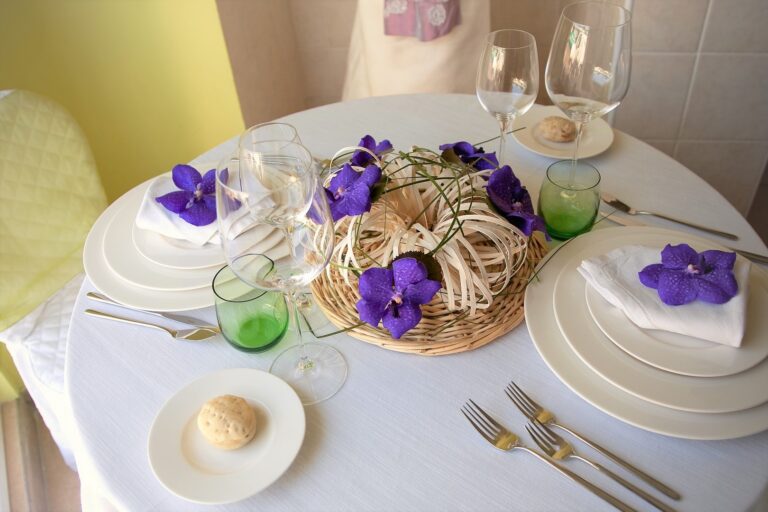 Place setting with violet orchids on a twig ring, Fiori Amore Fantasia
