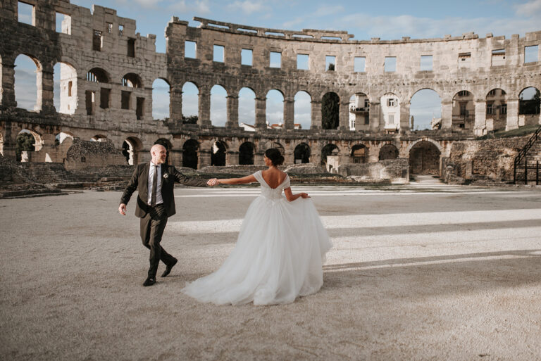 A couple dancing inside the Roman amphitheatre in Pula, Flammeum