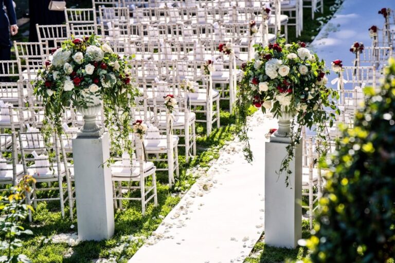 Pedestal urns of white and red roses line the ceremony aisle, Castello di Tor Crescenza, Flavia Bruni