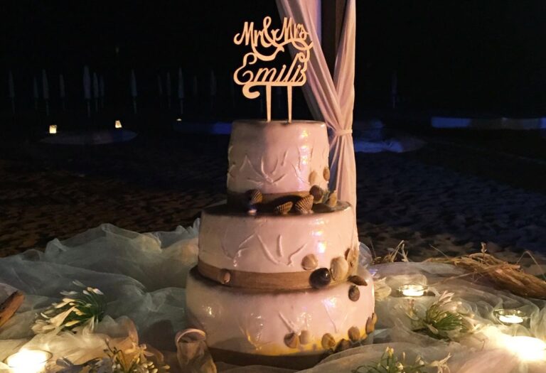 A three-tier wedding cake dressed with shells for a beach ceremony, Castello Miramare, Flavia Bruni