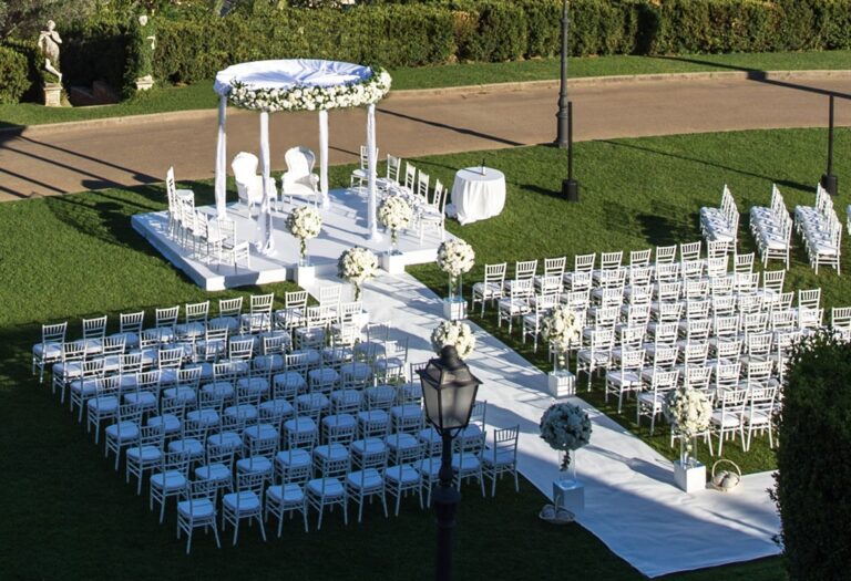 A round floral chuppah on the lawn at Villa Miani, Flavia Bruni
