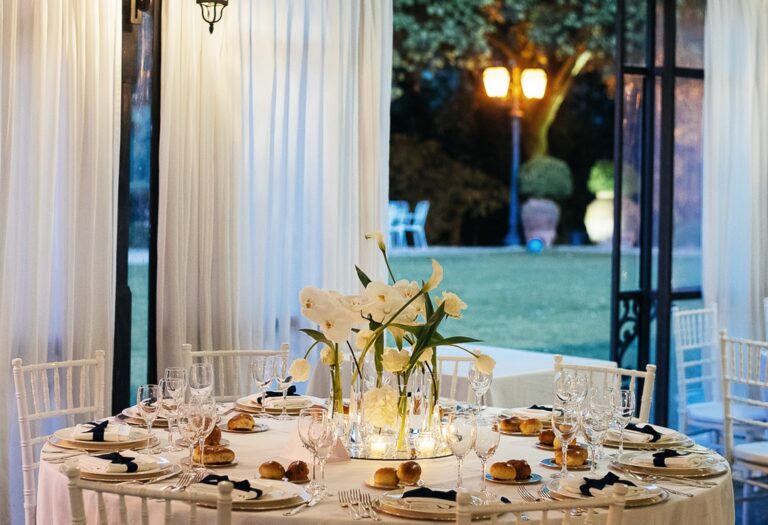 A reception table dressed with white orchids and candlelight, Casina di Macchia Madama, Flavia Bruni