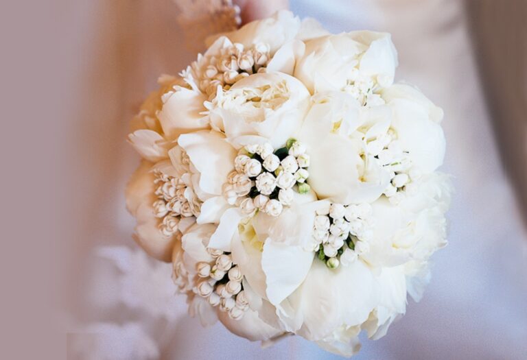 A bridal bouquet of white peonies and tulips, Casina di Macchia Madama, Flavia Bruni