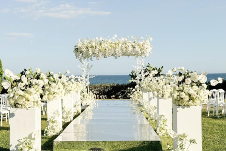 A white ceremony arch above the sea, La Posta Vecchia, Floreventi