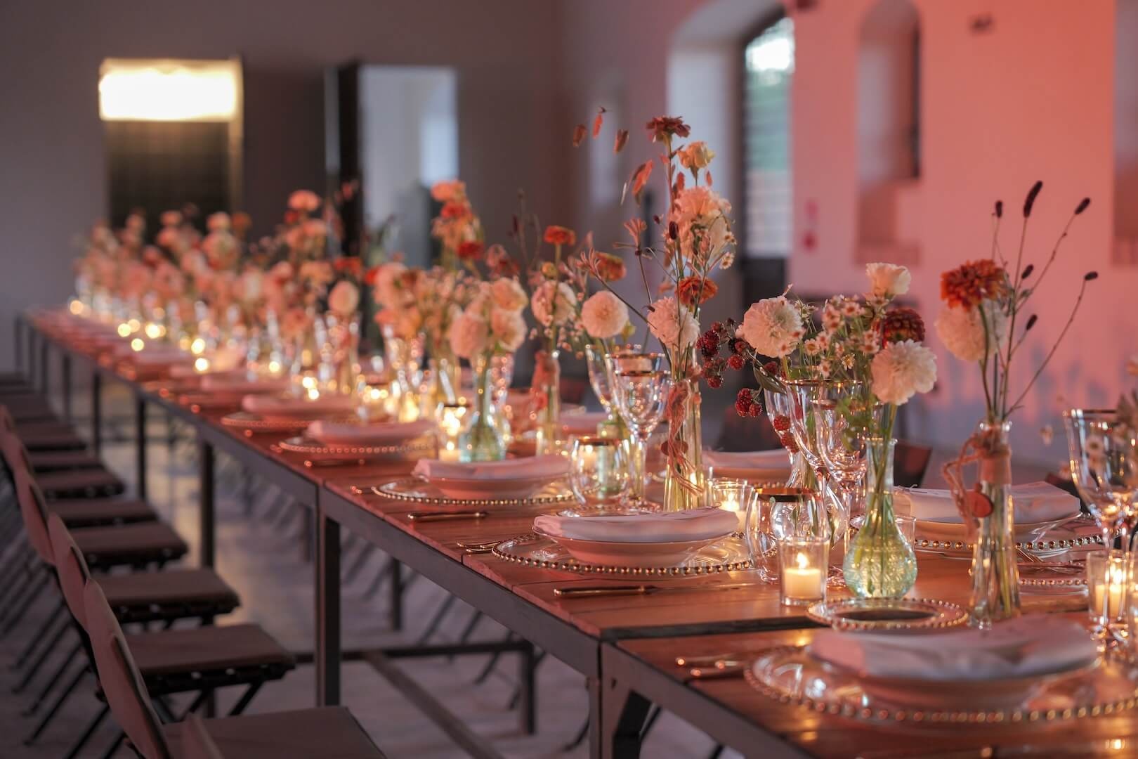 A candlelit reception table dressed in warm pink and peach, I Casali del Pino, Floreventi