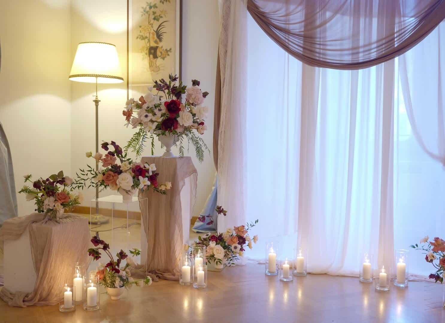 A floral pedestal beside a gilt mirror, Spazio Field, Palazzo Brancaccio, Floreventi