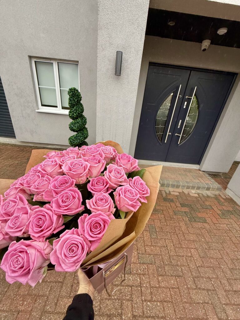 Bouquet of fifty pink roses delivered in London, Fruity Gift