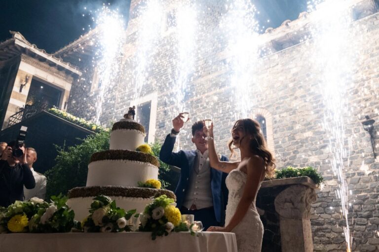 Cake cutting with champagne and sparkler fountains at Castello Spizzichina, Giuliano Bausano
