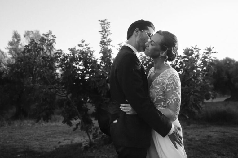 A kiss among the trees, in black and white, Puglia, Giuseppe Suma Weddings