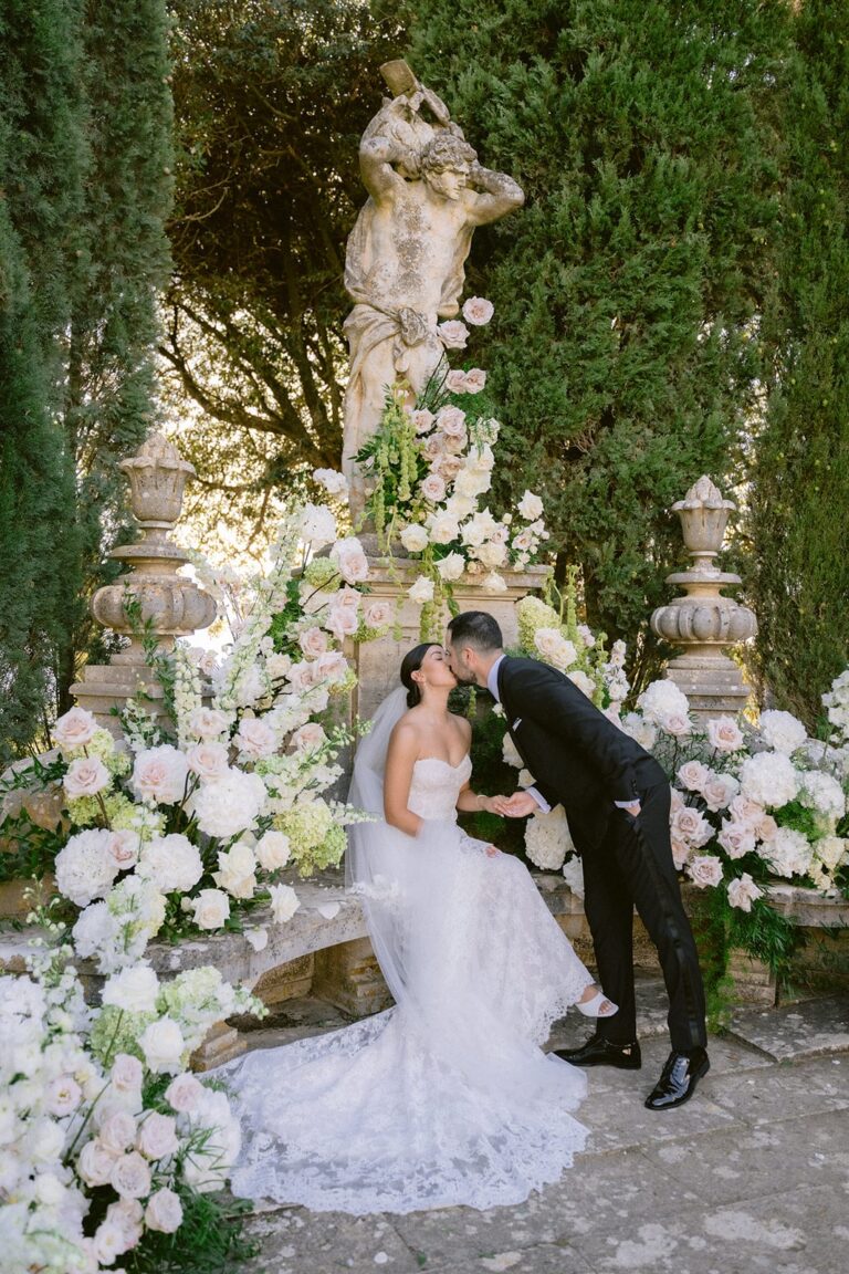 The same garden fountain on another wedding day, dressed in white and blush roses and hydrangeas, Glam Events in Tuscany