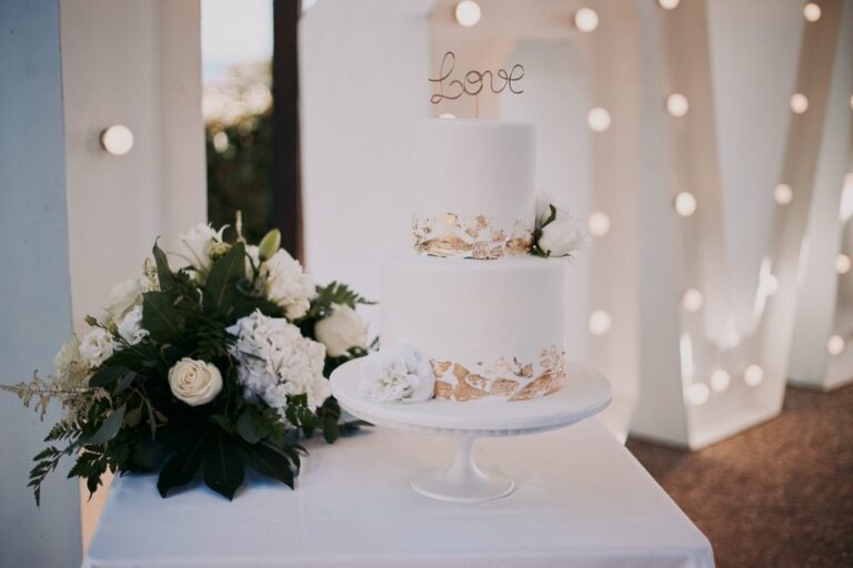 Three-tier cake with greenery and a Love sign, Go2Wonderland