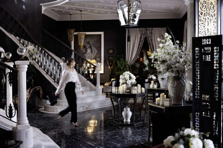Entrance hall with its double staircase, Hôtel Palais Ronsard Relais & Châteaux