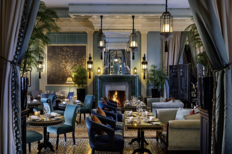 Le Jardin d'Hiver dining room with its fireplace, Hôtel Palais Ronsard Relais & Châteaux