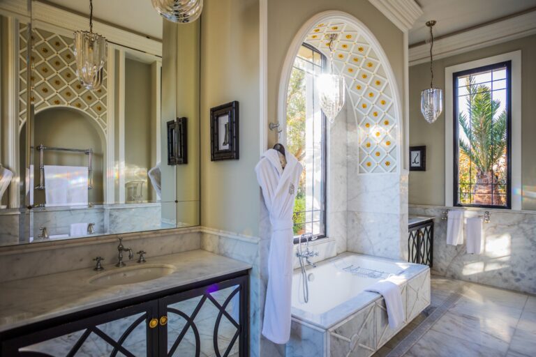 Suite bathroom with bath, Hôtel Palais Ronsard Relais & Châteaux