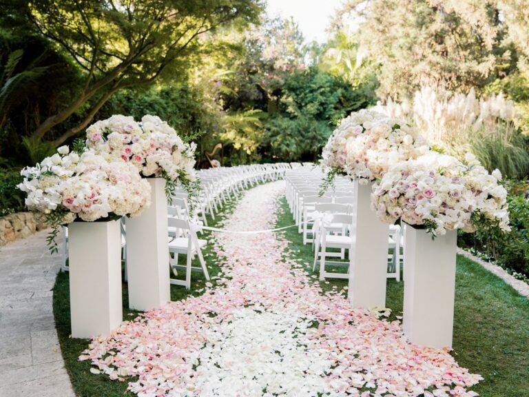 The ceremony aisle at Swan Lake (Photo: René Zádori), Hotel Bel-Air