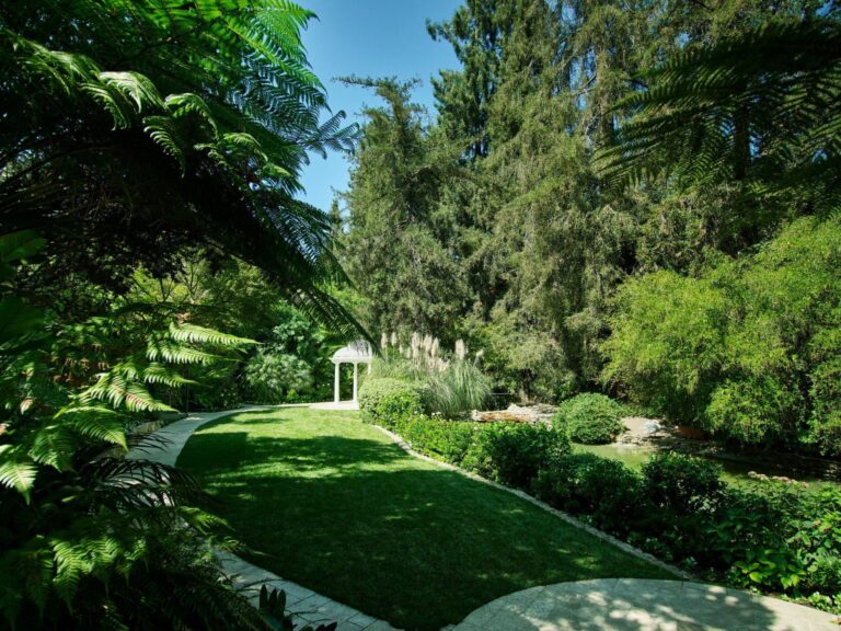A garden pathway toward a private gazebo, Hotel Bel-Air